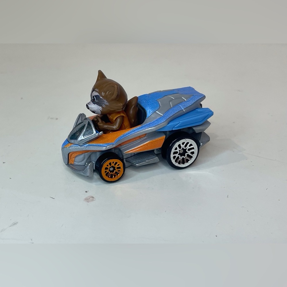 Hot Wheels Marvel RacerVerse‎ Die-Cast Vehicle with Rocket Racoon Driver - Picture 2 of 8